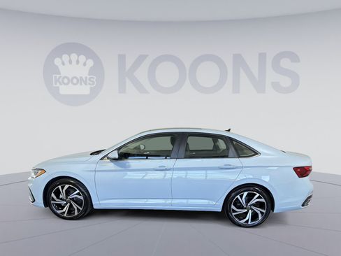 Used 2025 Volkswagen Jetta SEL FWD image 2