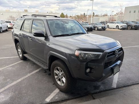 Used 2020 Toyota 4Runner SR5 Premium image 2