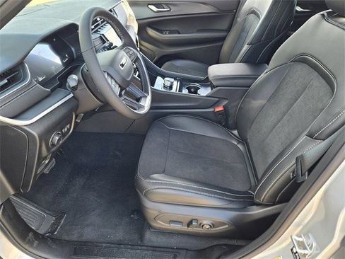 New 2025 Jeep Grand Cherokee Altitude image 8