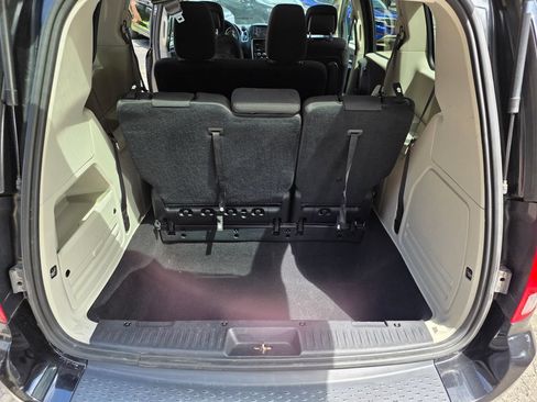 Used 2018 Dodge Grand Caravan SE FWD image 9