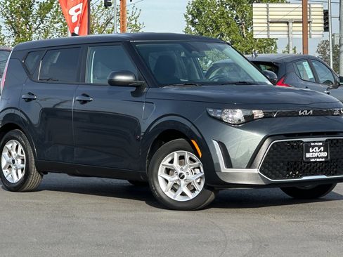 Used 2025 Kia Soul LX w/ LX Technology Package FWD image 2