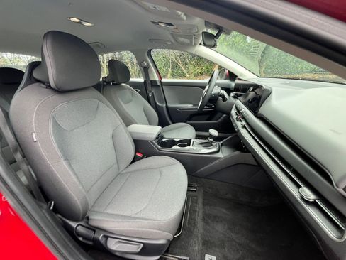 Used 2025 Kia K4 LXS image 36