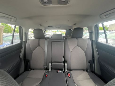 Used 2025 Toyota Highlander LE FWD image 40