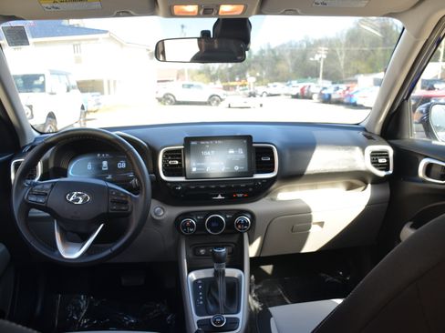 Used 2024 Hyundai Venue SEL image 18