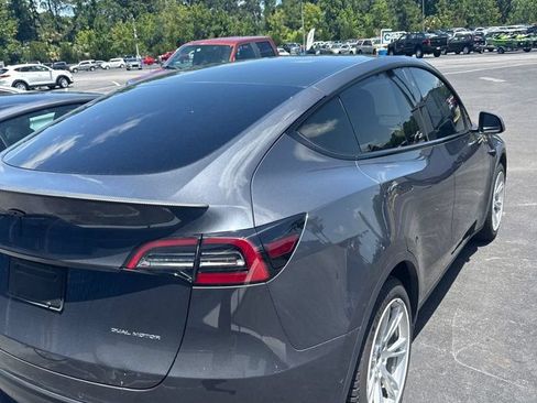 Used 2022 Tesla Model Y Long Range AWD/4WD image 3