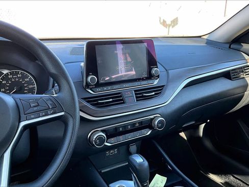 Used 2024 Nissan Altima 2.5 SV image 7