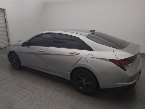 Used 2022 Hyundai Elantra SEL w/ Convenience Package FWD image 3