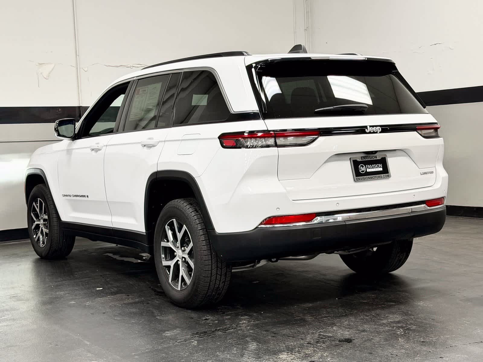 Used 2024 Jeep Grand Cherokee Limited RWD image 10