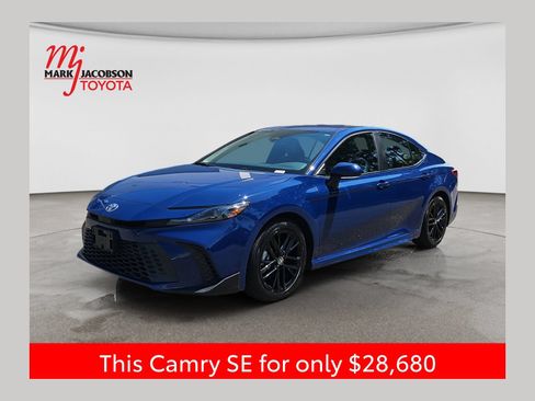 Used 2025 Toyota Camry SE FWD image 1