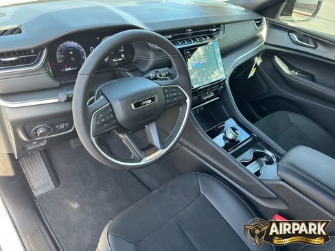 New 2025 Jeep Grand Cherokee L Laredo image 15