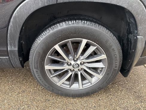 Used 2019 Toyota Highlander XLE AWD/4WD image 14