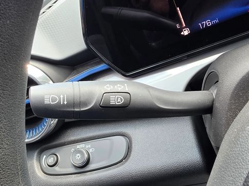 Used 2025 Chevrolet Trax LT FWD image 23