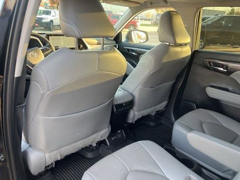 Used 2023 Toyota Highlander Limited image 22