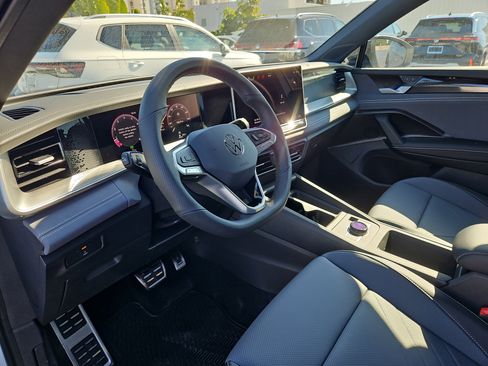 New 2026 Volkswagen Tiguan SE R-Line FWD image 11