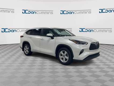 Used 2025 Toyota Highlander LE AWD/4WD image 2