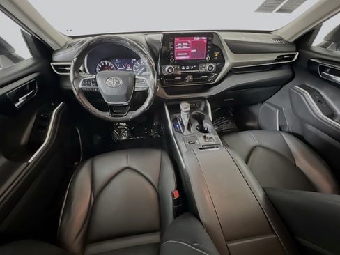 Used 2020 Toyota Highlander XLE FWD image 30