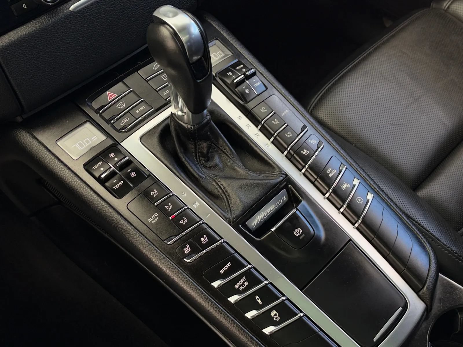 Used 2015 Porsche Macan Turbo AWD/4WD image 38