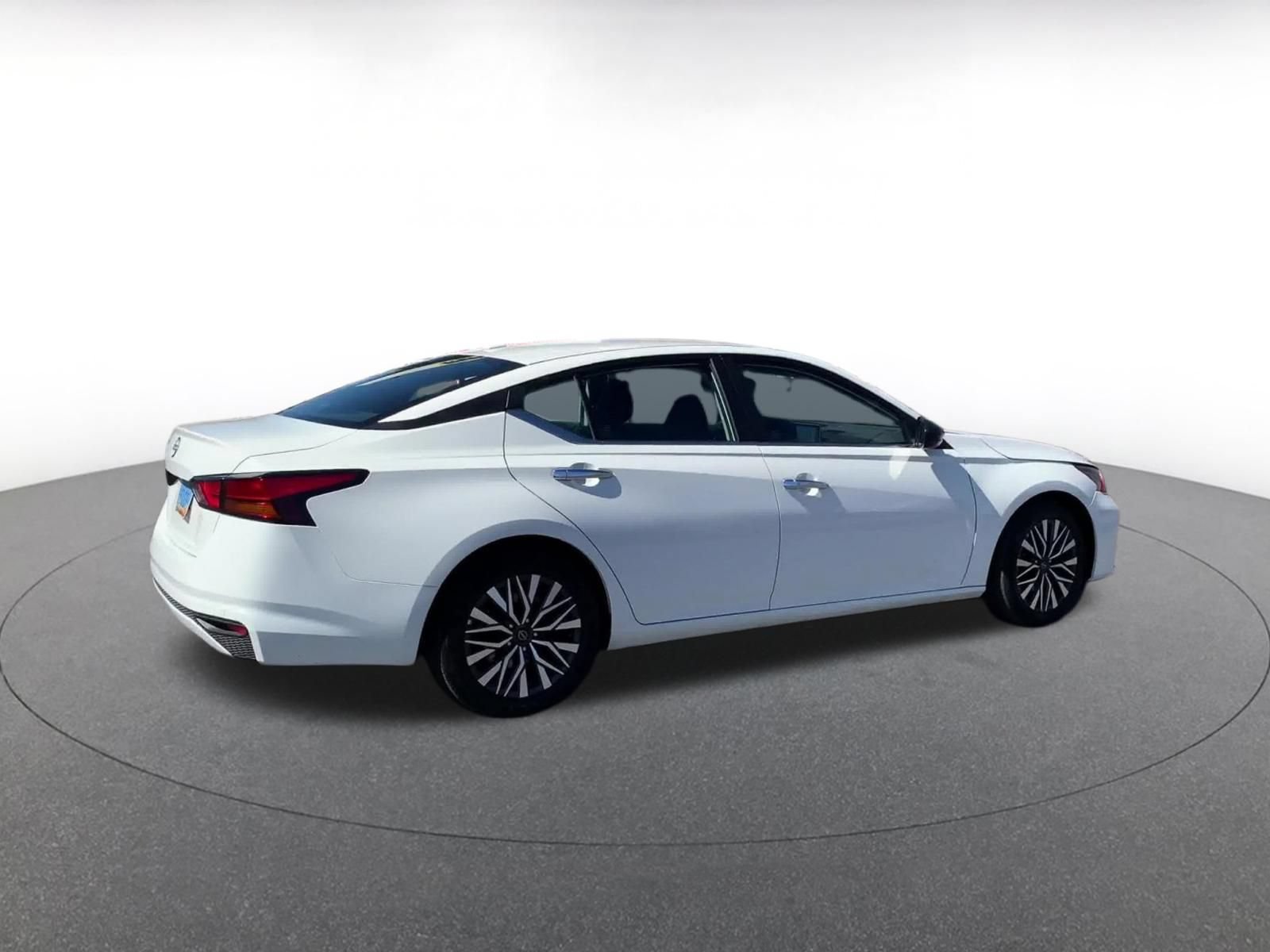 Used 2025 Nissan Altima 2.5 SV FWD image 14