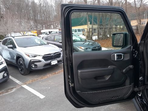 Used 2022 Jeep Gladiator Sport image 9