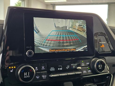 Used 2024 Toyota Highlander XLE AWD/4WD image 31