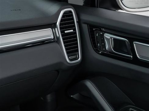 Used 2023 Porsche Cayenne Platinum Edition image 30