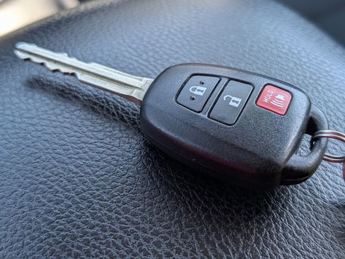 Used 2016 Toyota RAV4 LE image 31