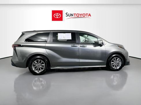 Used 2026 Toyota Sienna LE FWD image 2