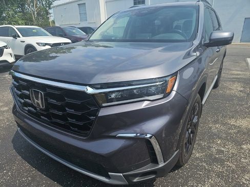 Used 2025 Honda Pilot Touring image 1