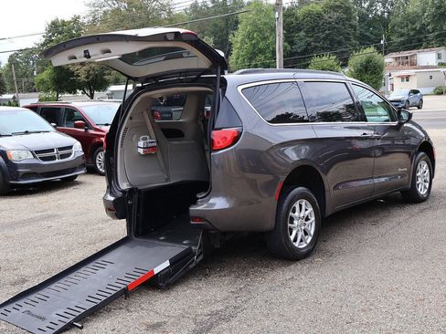Used 2021 Chrysler Voyager Lxi FWD image 1