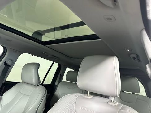 Used 2022 Jeep Grand Cherokee Overland w/ Advanced Protech Group III image 12