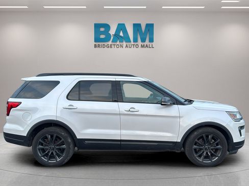 Used 2018 Ford Explorer XLT w/ Equipment Group 202A image 8