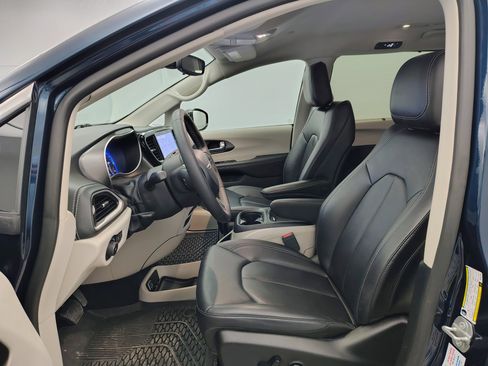 Used 2024 Chrysler Pacifica Touring-L AWD/4WD image 22