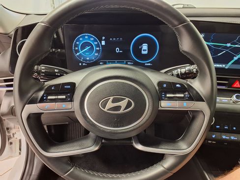 Used 2025 Hyundai Elantra SEL image 23