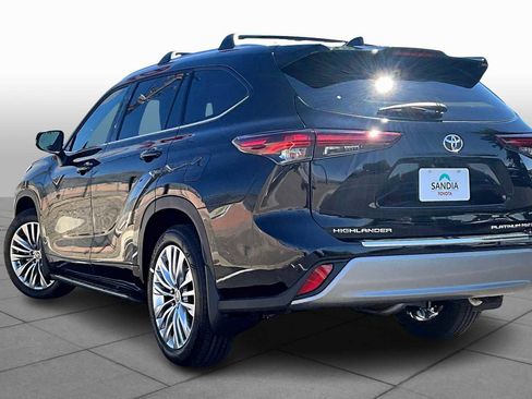Used 2025 Toyota Highlander Platinum image 11