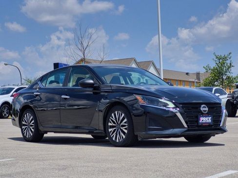 Used 2024 Nissan Altima 2.5 SV FWD image 3