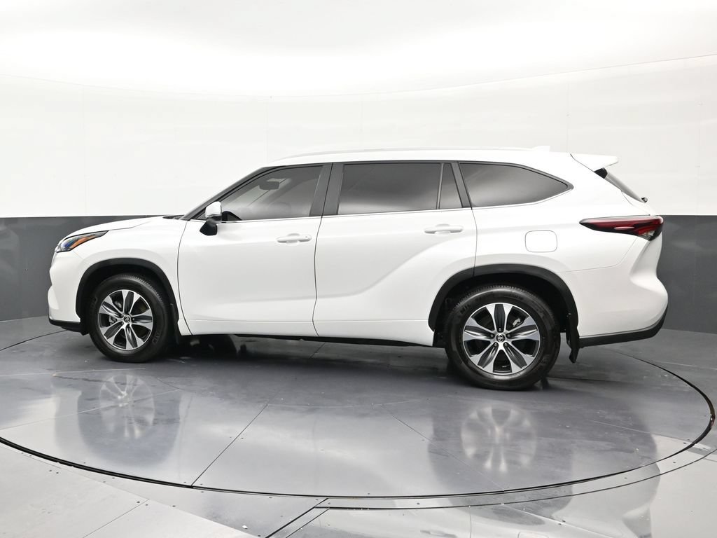 Used 2025 Toyota Highlander XLE FWD image 2