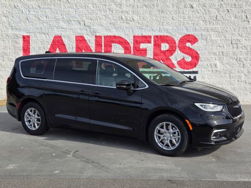 New 2026 Chrysler Pacifica Select image 1