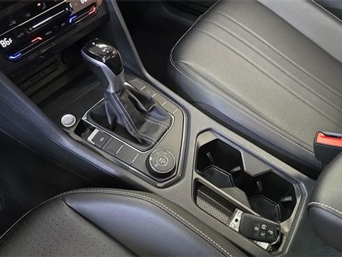 Used 2022 Volkswagen Tiguan SE image 21