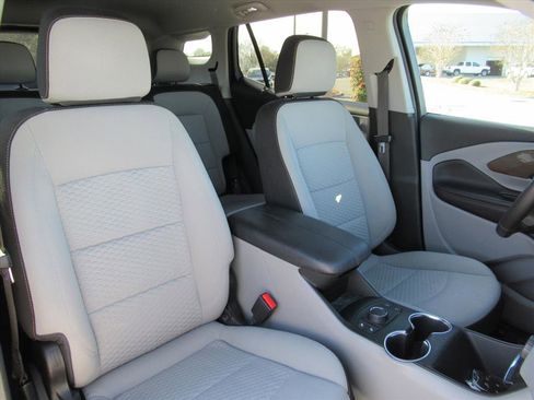 Used 2018 GMC Terrain SLE w/ Driver Convenience Package image 9