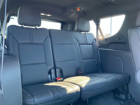 Used 2024 Chevrolet Suburban RST w/ Luxury Package image 27