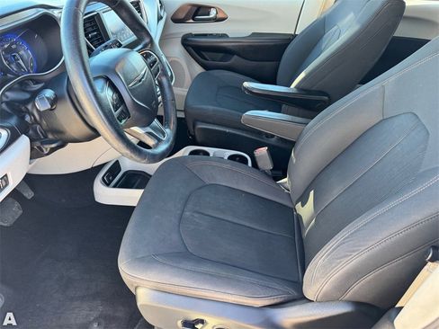 Used 2019 Chrysler Pacifica LX image 16