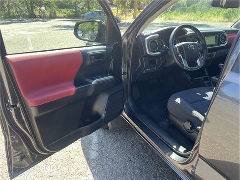 Used 2018 Toyota Tacoma SR5 RWD image 13