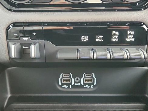Used 2024 RAM 2500 Big Horn w/ Towing Technology Group AWD/4WD image 15