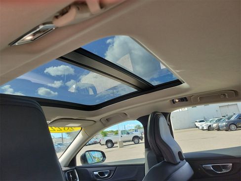 Used 2022 Volvo S60 B5 Momentum image 15