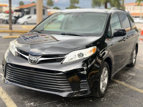 Used 2020 Toyota Sienna LE FWD image 1