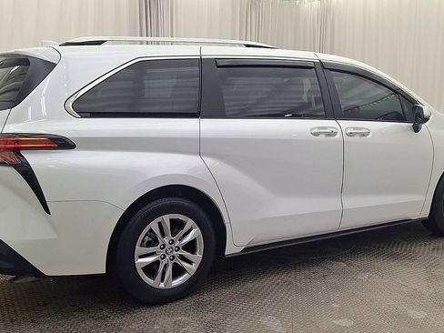 Certified 2025 Toyota Sienna Limited image 3