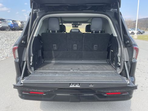 Used 2025 Lincoln Navigator Reserve image 5