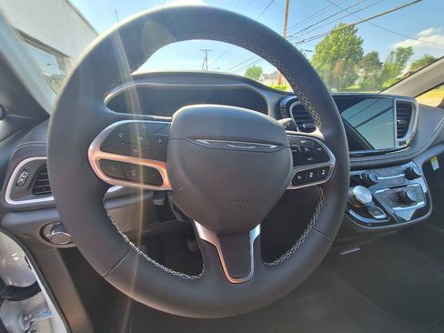 New 2027 Chrysler Pacifica Select FWD image 9