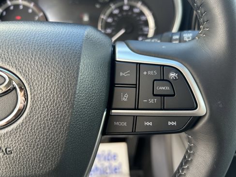 Certified 2024 Toyota Highlander XLE image 24