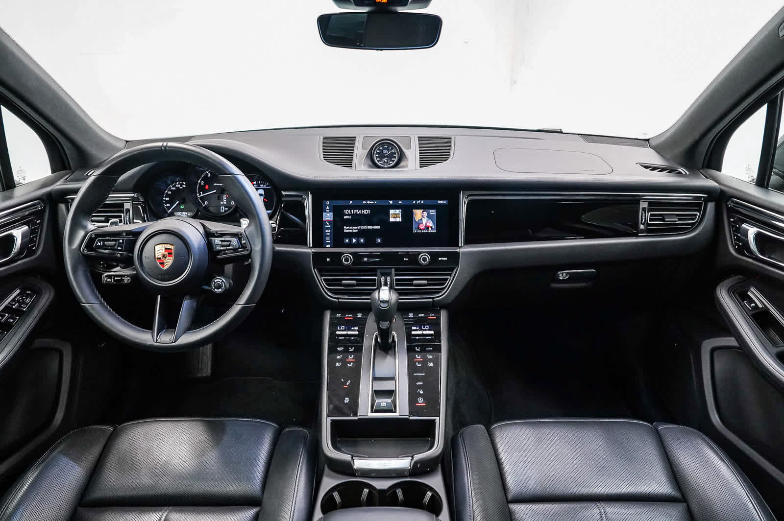 Used 2025 Porsche Macan Turbo AWD/4WD image 12